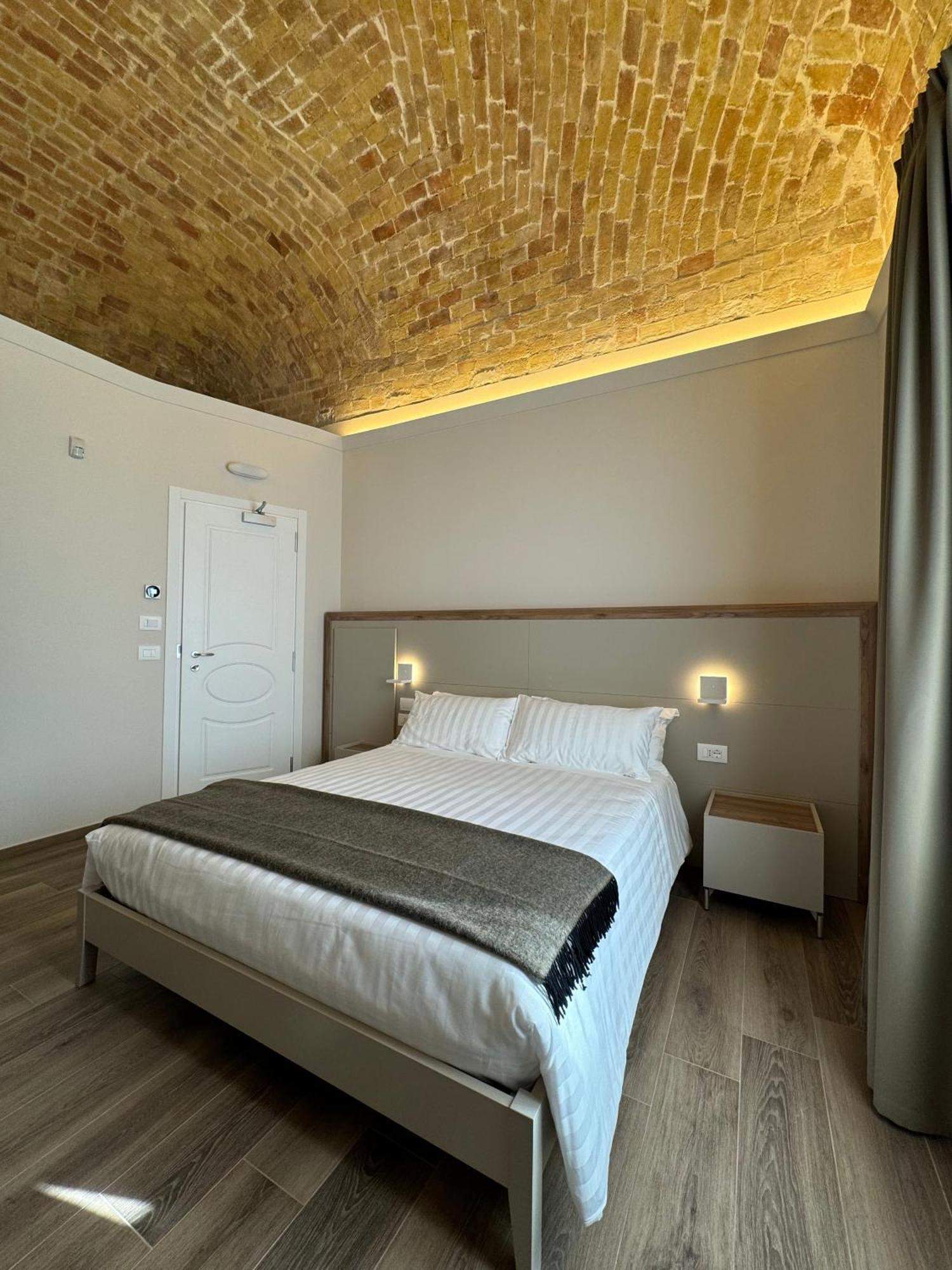 B&B Palazzo Croghan Torremaggiore ภายนอก รูปภาพ
